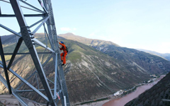 “蜘蛛俠”高原百米高空作業(yè)消除電力隱患