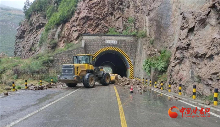 甘肅：強降雨引發(fā)多處泥石流 交通運輸單位迅速行動保暢通