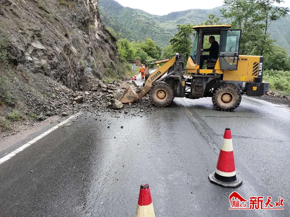 天水公路局高養中心清理塌方落石