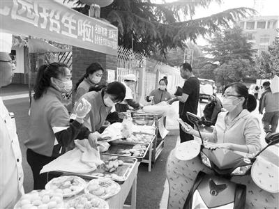 “劉大廚喊你來吃飯” 天水一幼兒園臨時“轉行”賣早點