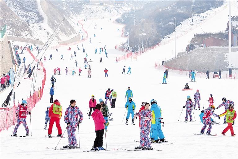 臨夏州永靖縣鳳凰嶺滑雪場(chǎng)吸引大批愛好者前來滑雪