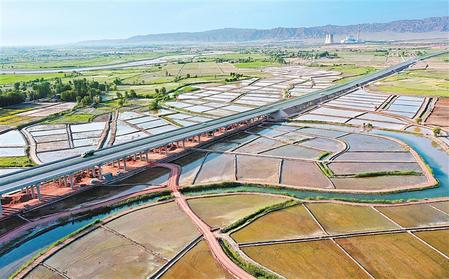 甘蒙高速公路與甘州區烏江鎮元豐村的稻田和蔬菜基地構成一幅美麗的畫卷