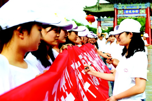 青年志愿者服務(wù)公祭伏羲大典簽名活動(dòng)在天水伏羲廣場(chǎng)舉行