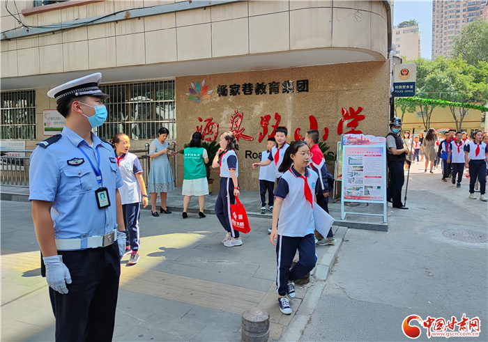 “神獸”返校 蘭州交警招式盡出 花樣“護(hù)”學(xué)