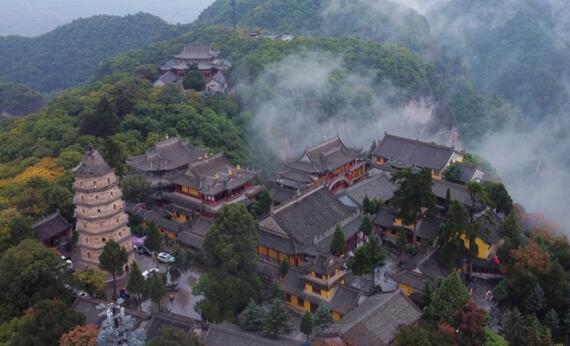 【“飛閱”中國(guó)】崆峒山“煙雨圖”：翠峰古建“隱”云海