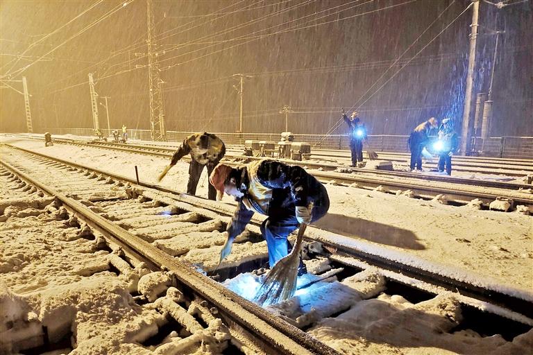 甘肅河西地區(qū)降雪 蘭新鐵路沿線啟動(dòng)緊急預(yù)案