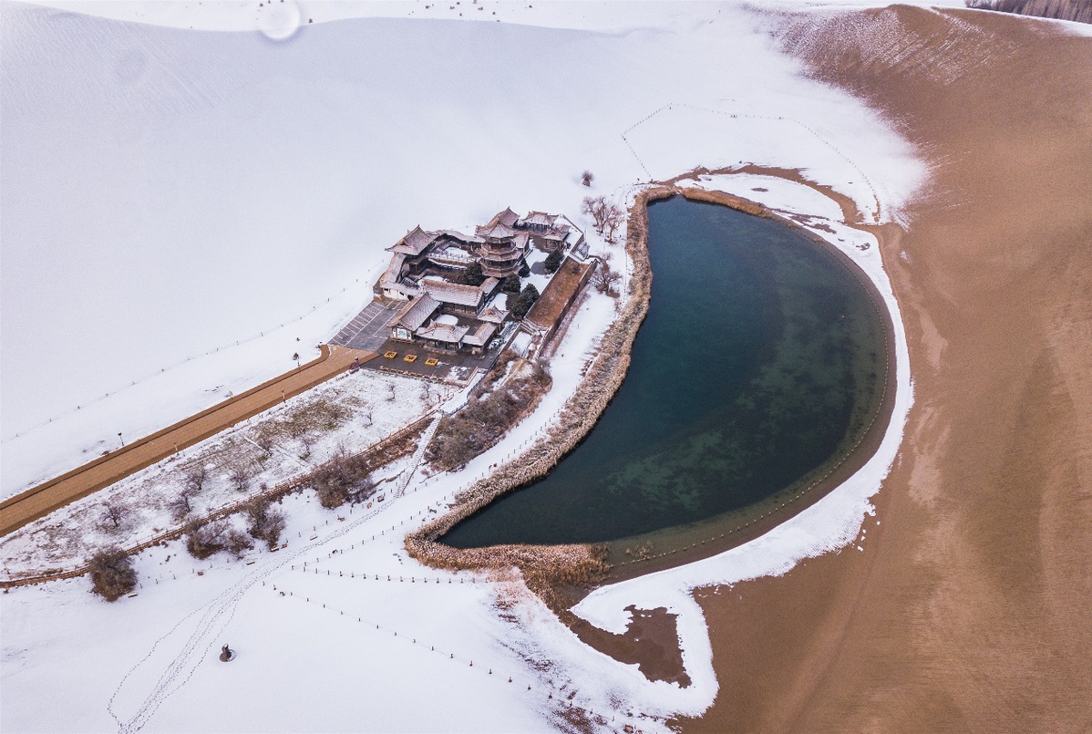 甘肅敦煌：雪落敦煌大漠