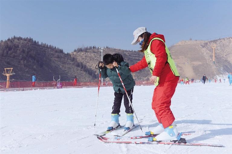 致敬白衣戰士 暢享滑雪樂趣 蘭州安寧滑雪場向全市醫護人員免費開放