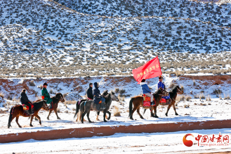 張掖甘州區平山湖鄉：騎馬踏雪送溫暖 