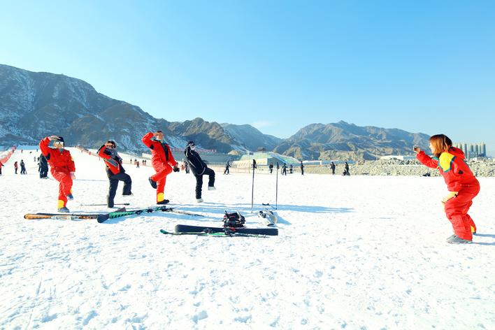 嘉峪關：游客們盡享滑雪樂趣