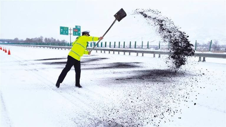 受降雪影響甘肅省部分路段實(shí)行交通管制