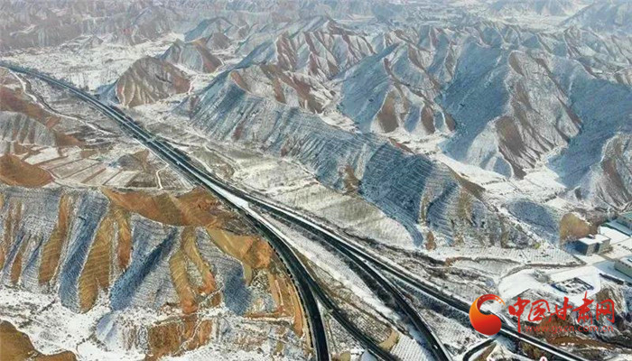 【隴拍客】甘肅：沿著高速看雪景 山川壯麗家園美