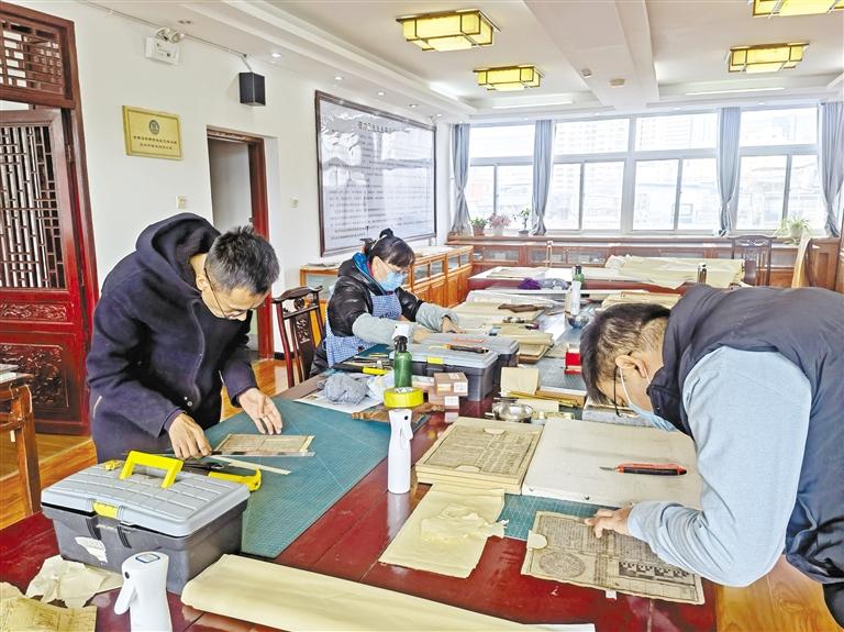 天水市圖書(shū)館古籍修復(fù)師妙手補(bǔ)書(shū) 修舊如舊古籍“新生”