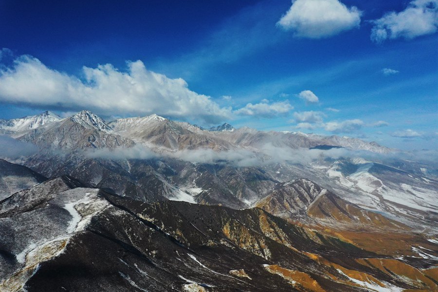 甘肅肅南：雪后初霽霧灑祁連山