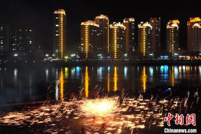 國家級非物質文化遺產“打鐵花”在黃河岸畔落地。侯奇志 攝</p>
<p>