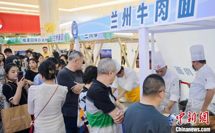 5月11日，“醉美玉如意·感恩幫扶情”甘肅(天津)文創非遺市集和特色美食展示活動在天津舉行。(天津市文旅局供圖)